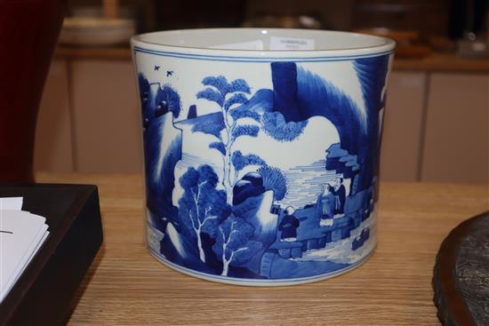 A Chinese blue and white brush pot height 16cm